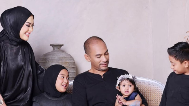 Aisyahrani bersama suami, Jeffry Geovani, dan ketiga anak mereka (Instagram @syh55)